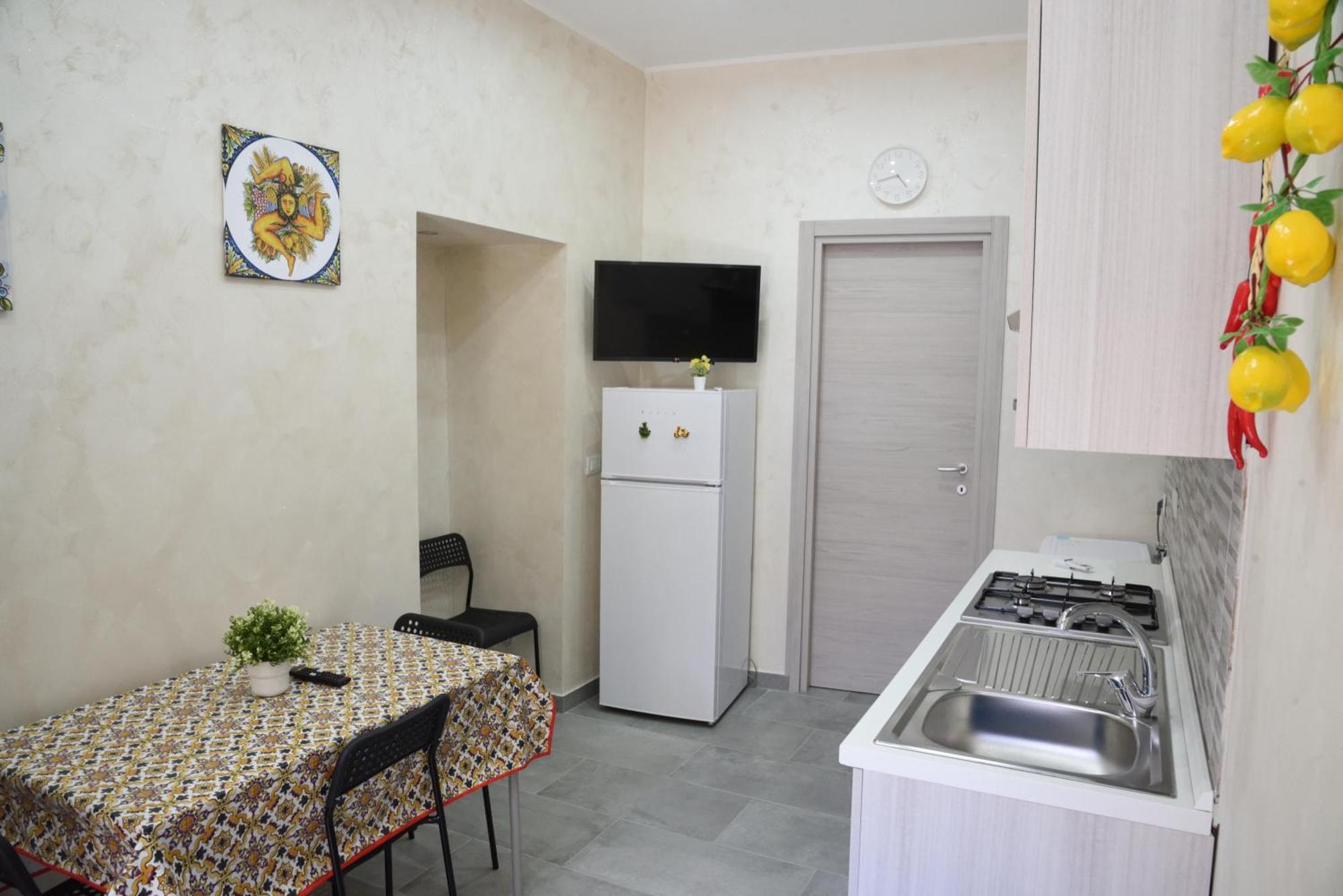 Family House Apartment Катания Екстериор снимка
