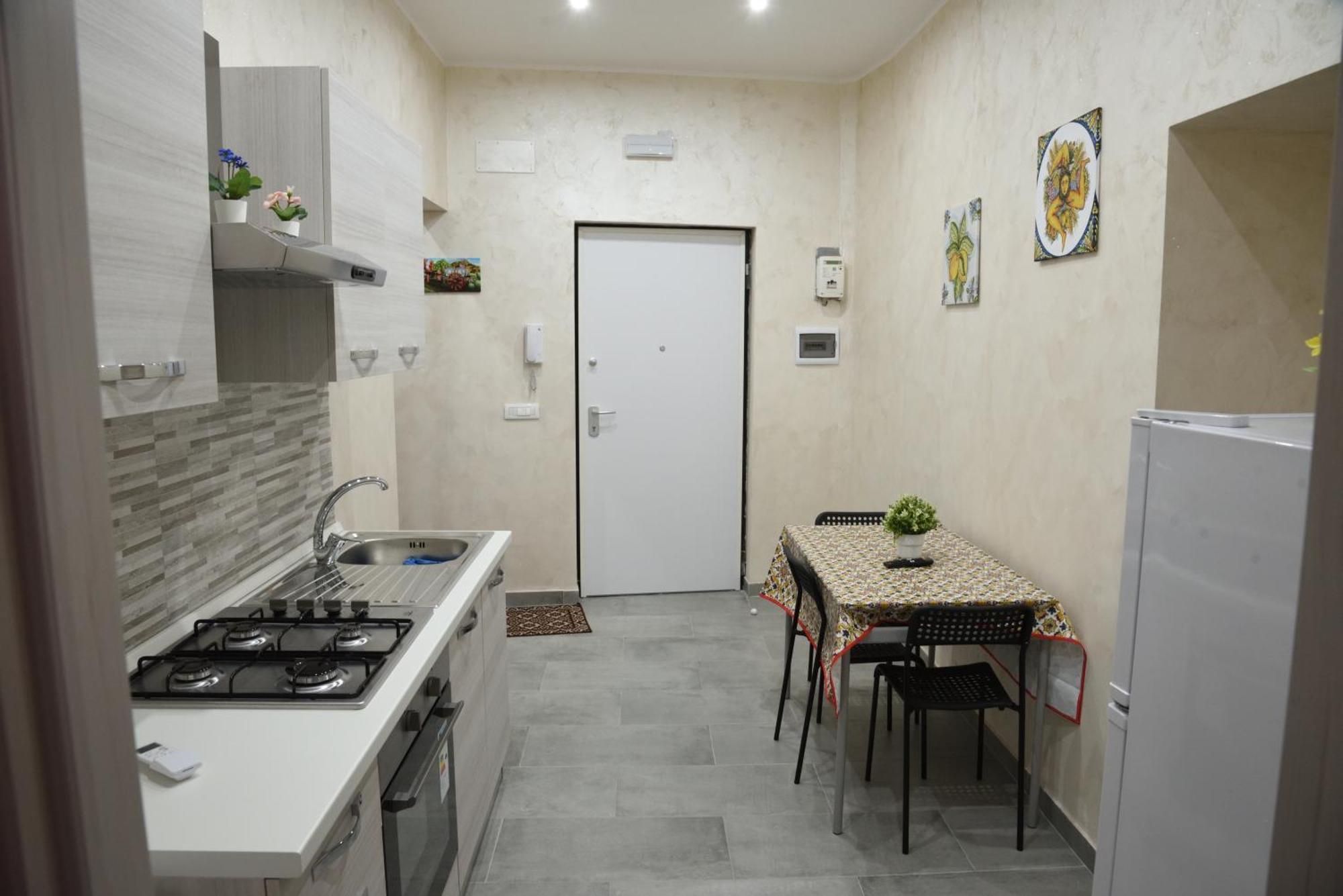 Family House Apartment Катания Екстериор снимка